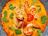 Приготвяне на рецепта Тайландска доматена супа със скариди и гъби